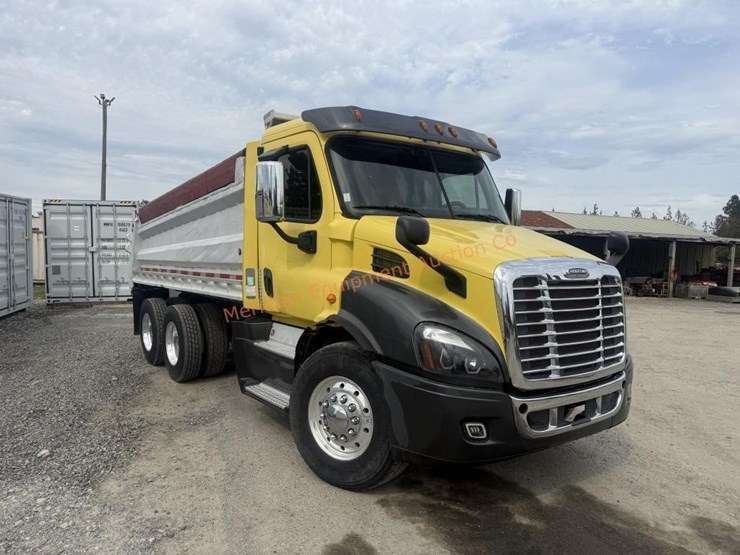 2014-freightliner-108sd-image-12