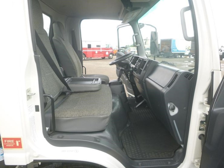 2023-isuzu-nrr-image-13