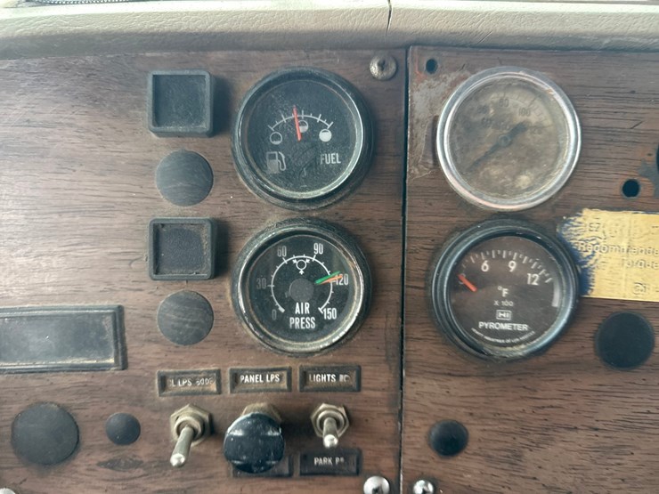 1983-mack-dm686s-image-22