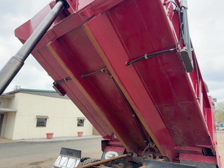 2000-peterbilt-330-image-15