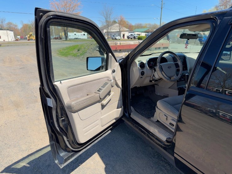 2007-ford-explorer-xlt-image-16
