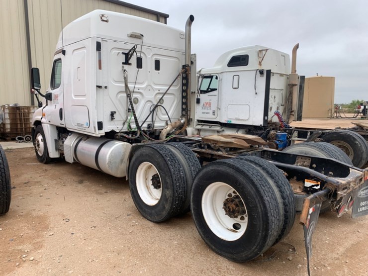 2008-freightliner-columbia-120-image-3