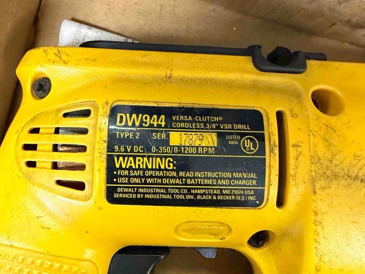 dewalt-9.6-volt-cordless-drill-&-corded-drill-image-3