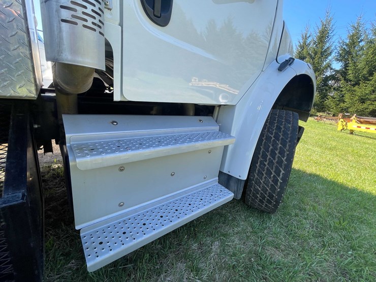 2020-freightliner-m2-106-image-44