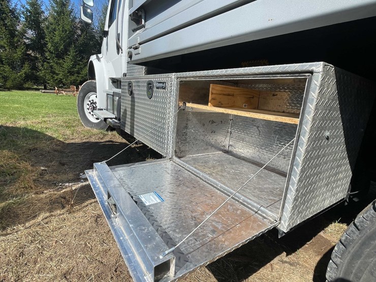 2020-freightliner-m2-106-image-18