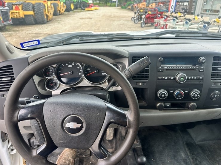 2013-chevrolet-3500hd-image-16