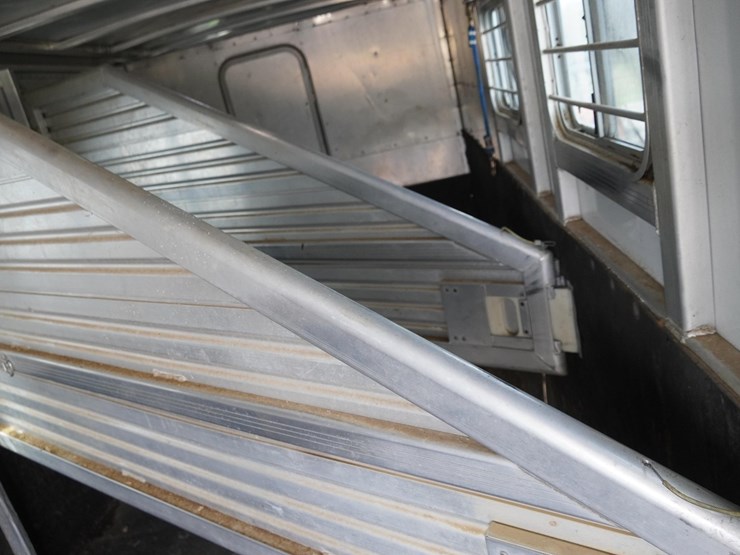 #142-•-1999-exiss-3-slant-aluminum-6-horse-capacity-trailer-image-64