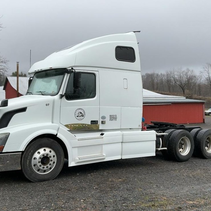 #137 • 2009 Volvo ISX Semi Truck