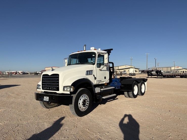 2009-mack-granite-gu713-image-1