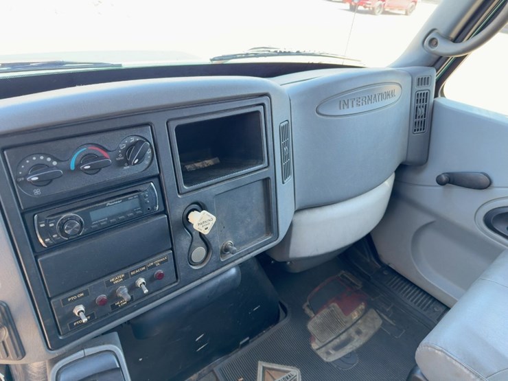 2004-international-durastar-4300-image-23