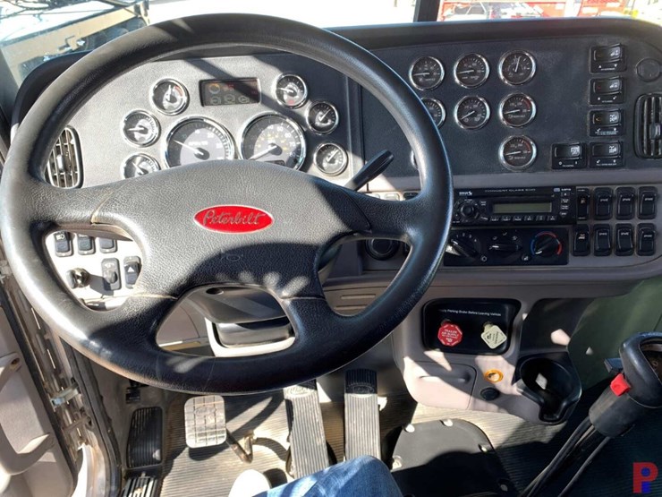 2013-peterbilt-388-image-11