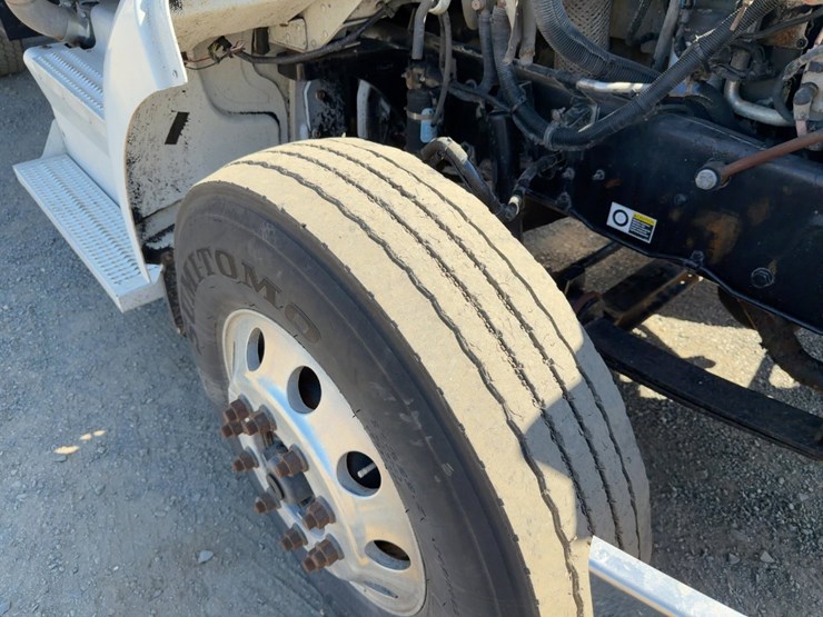 2014-peterbilt-337-image-12