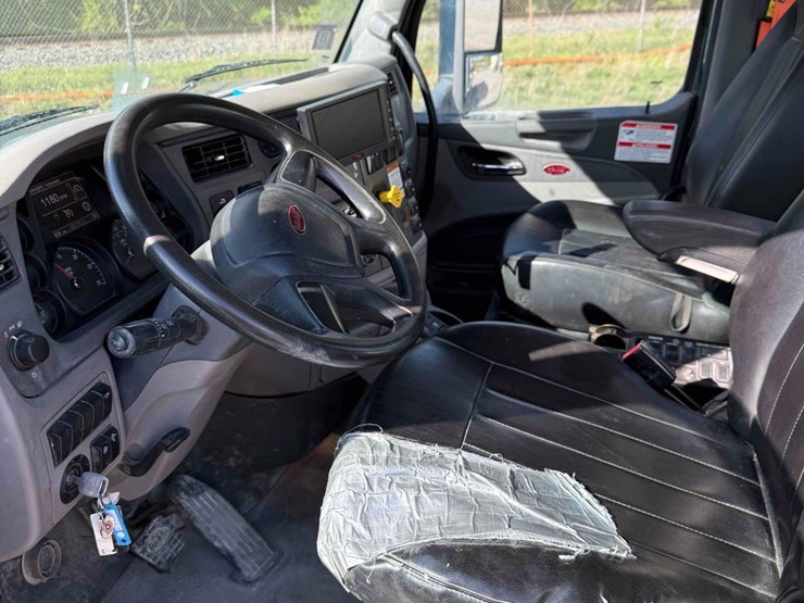 2014-peterbilt-567-image-11