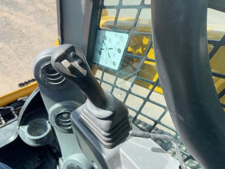 2023-caterpillar-249d3-image-23