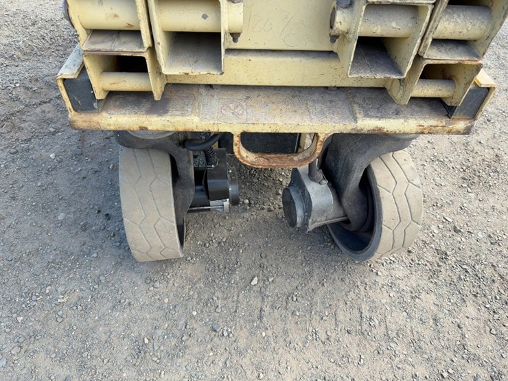 2010-jlg-2630es-image-7