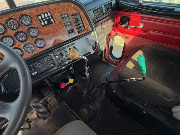 2002-peterbilt-357-image-9