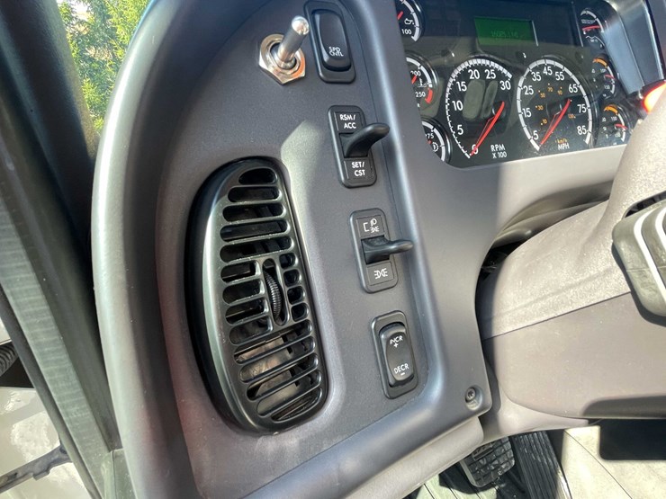 2020-freightliner-m2-106-image-69