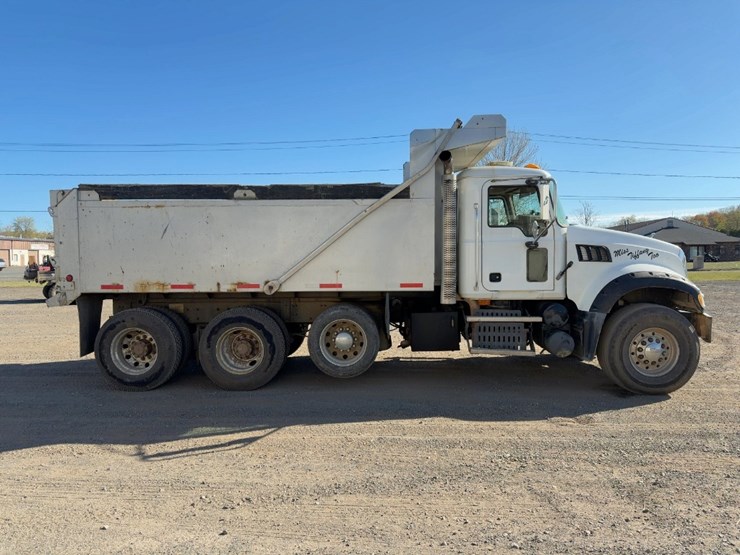 2010-mack-granite-gu713-image-6