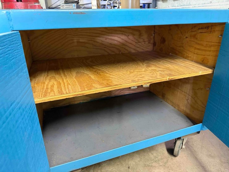 rolling-metal-cabinet-w/-vise-image-6