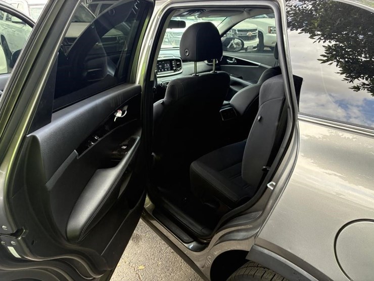 2019-kia-sorento-lx-image-17