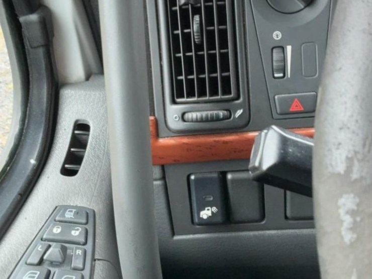 #137-•-2009-volvo-isx-semi-truck-image-28