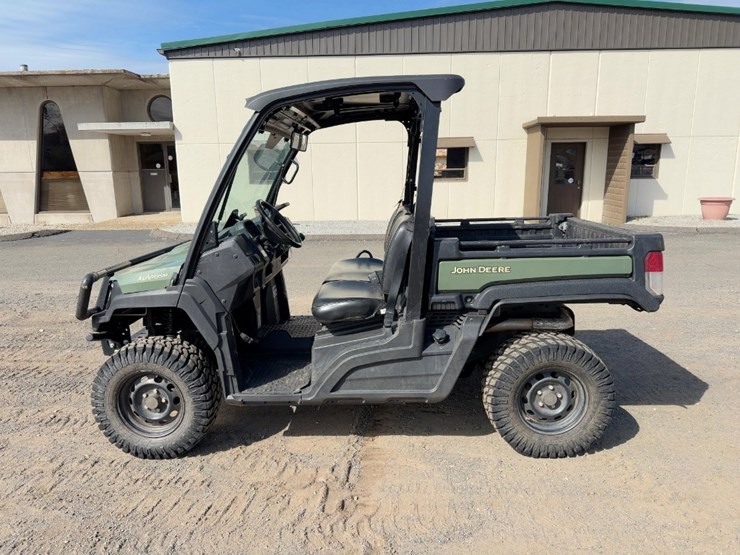 2022-john-deere-gator-image-2