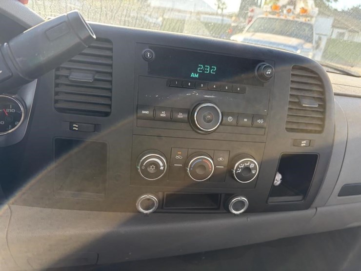 2011-chevrolet-3500-image-17