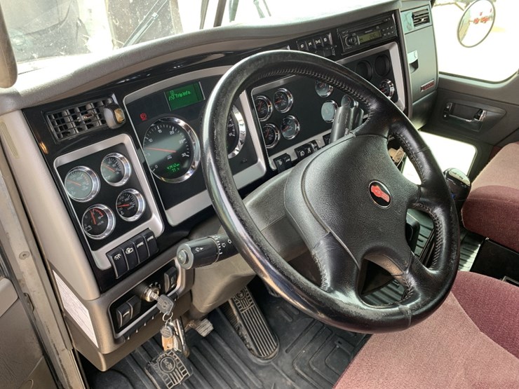 2013-kenworth-t800-image-17
