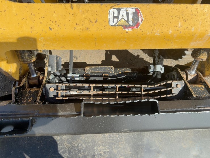 2023-caterpillar-249d3-image-10