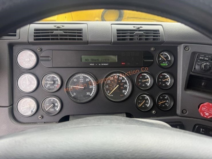 2014-freightliner-108sd-image-45