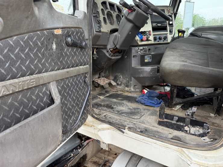 2009-mack-granite-gu713-image-13