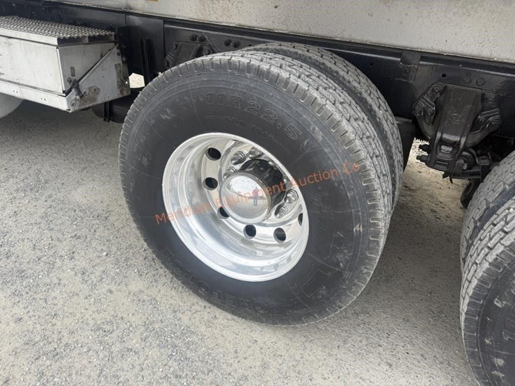 2014-freightliner-108sd-image-21