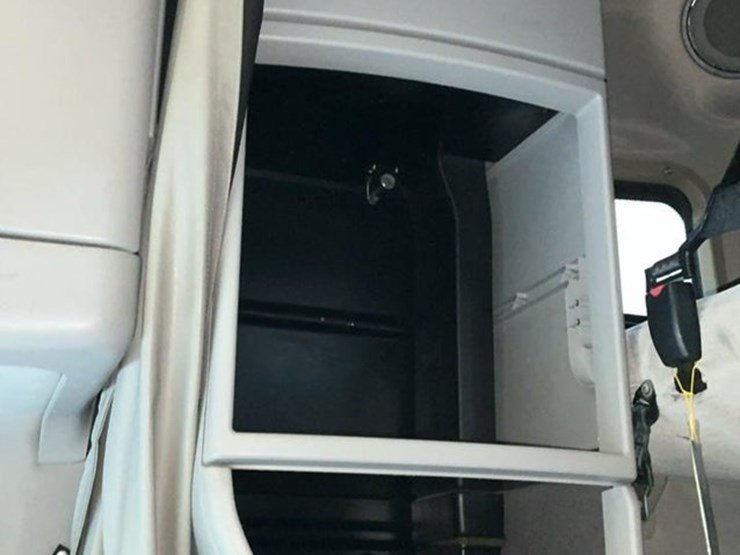 #137-•-2009-volvo-isx-semi-truck-image-35