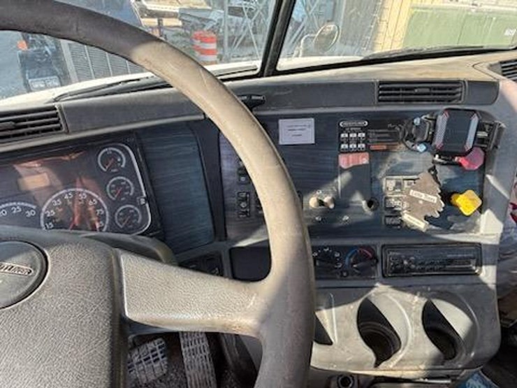 #139-•-2006-freightliner-columbia-day-cab-semi-truck-image-9