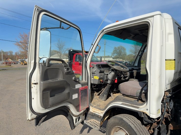 2004-gmc-w5500-image-13