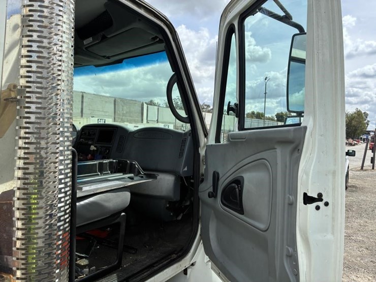 2004-international-durastar-4300-image-10