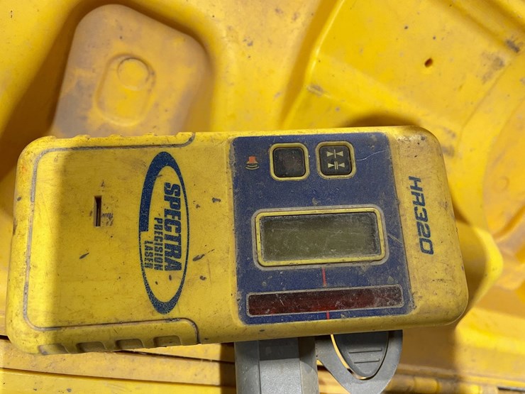 #5058-•-spectra-ll100n-laser-level-tripod-with-(2)-story-poles-image-7
