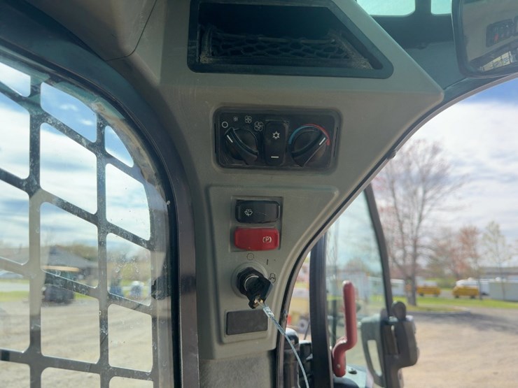 2023-caterpillar-249d3-image-25