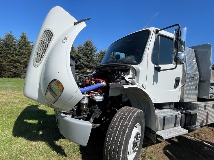 2020-freightliner-m2-106-image-88