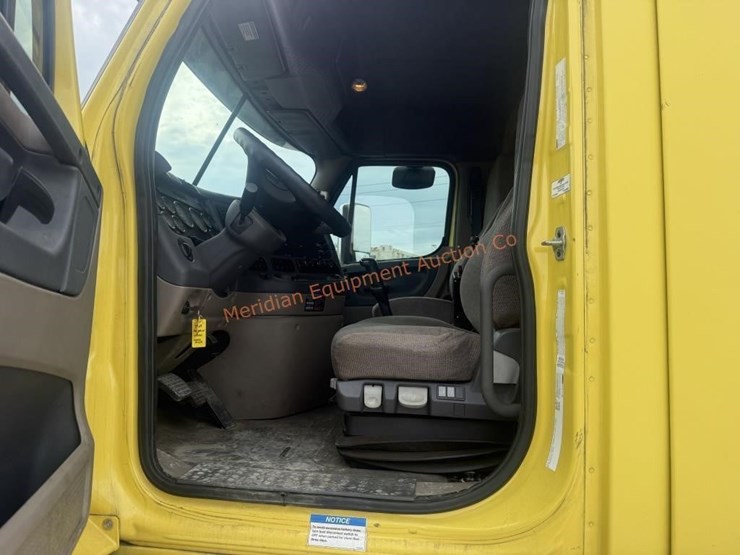 2014-freightliner-108sd-image-41