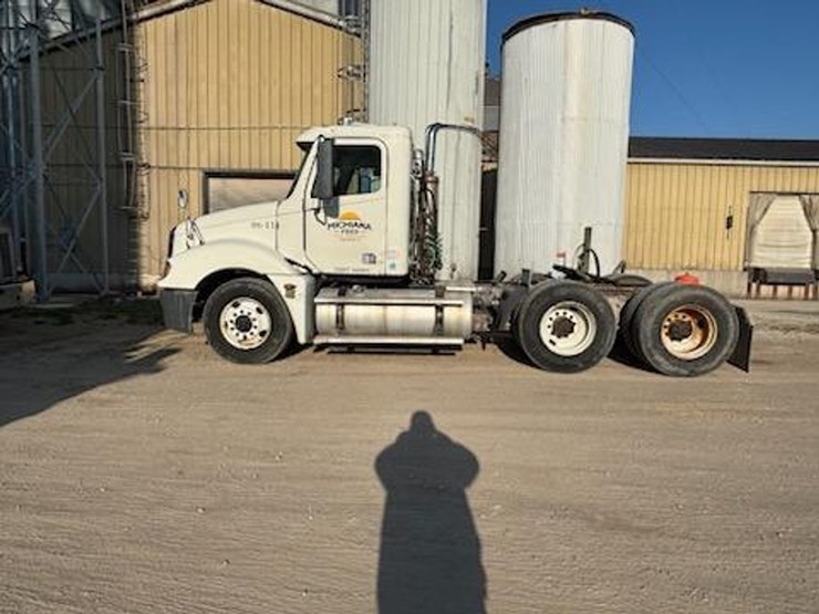 #139-•-2006-freightliner-columbia-day-cab-semi-truck-image-2