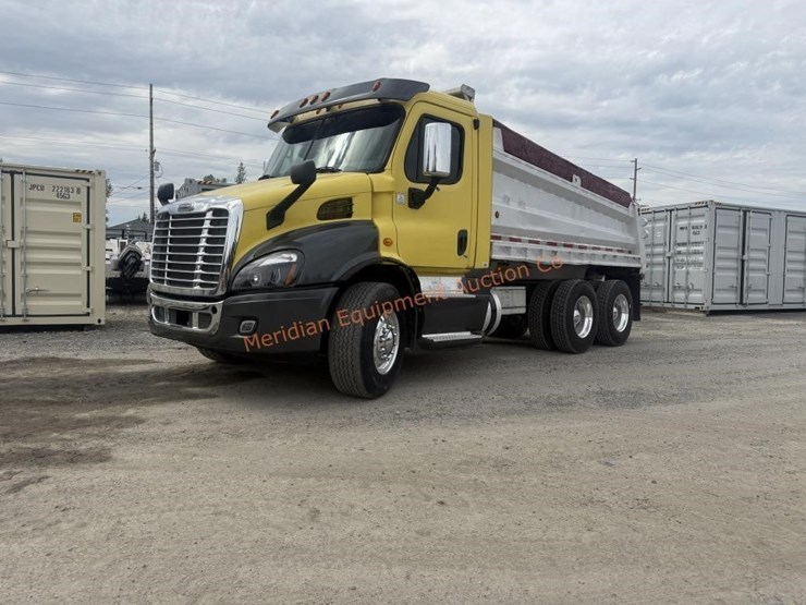 2014-freightliner-108sd-image-3