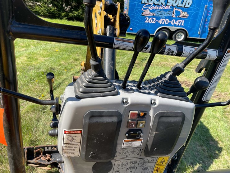 #7149-•-caterpillar-300.9v-mini-excavator-image-12