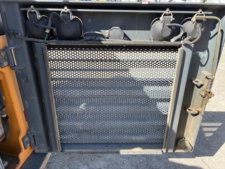 2011-mustang-2700v-image-29