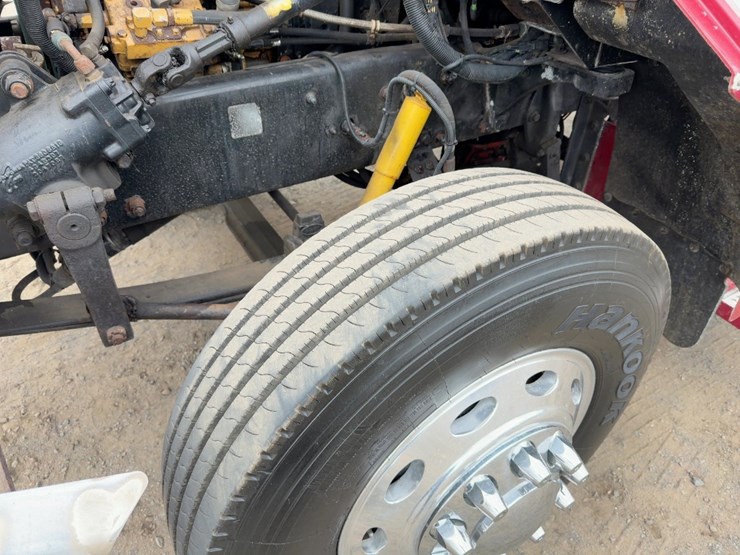 2000-peterbilt-330-image-10