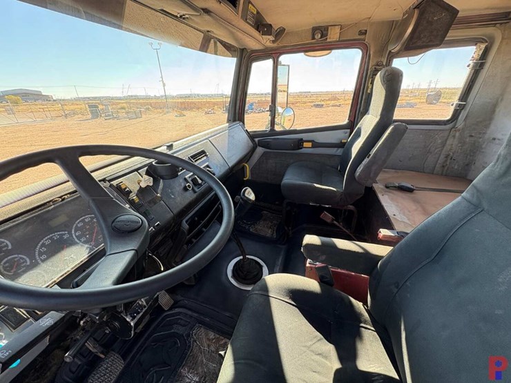 2001-freightliner-fl70-image-8