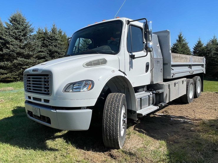 2020-freightliner-m2-106-image-1