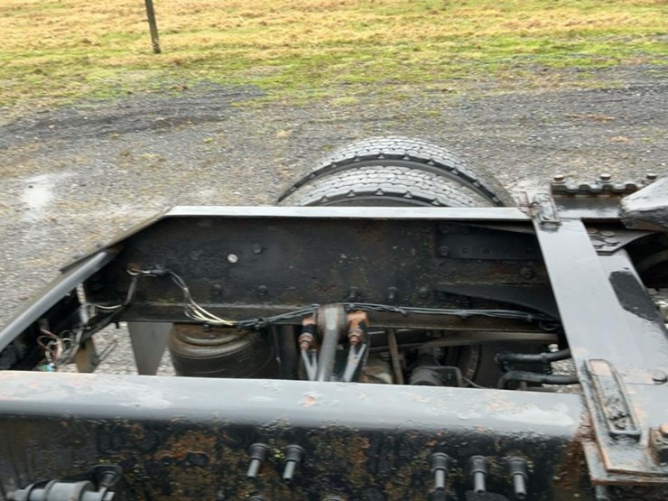 #137-•-2009-volvo-isx-semi-truck-image-55