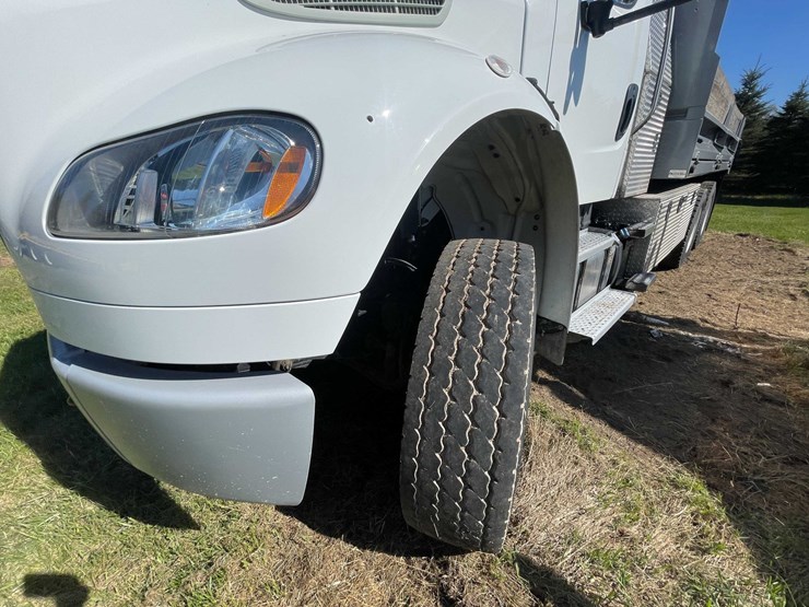 2020-freightliner-m2-106-image-9