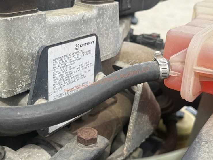 2014-freightliner-108sd-image-38